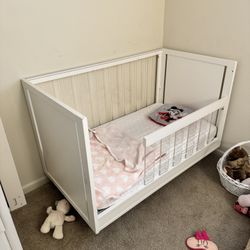 Pottery Barn Crib/ Coverts to Toddler Bed