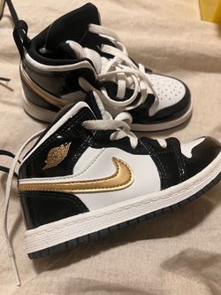 Black white and gold jordans Size 9C