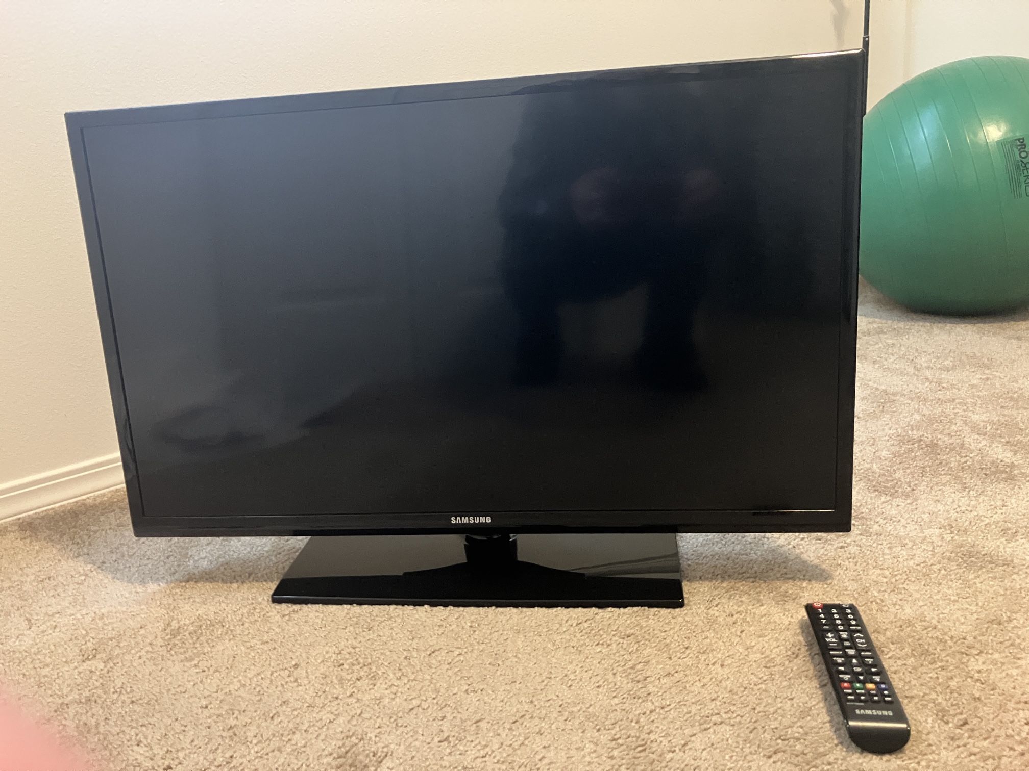Samsung 32” Smart TV w/remote and Powercord