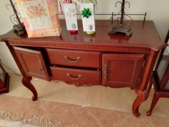 Dining Room Cabinet With 2 Lamps