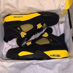 Jordan Retro 4’s ( Thunder) Deadstock!!! Size 11.5
