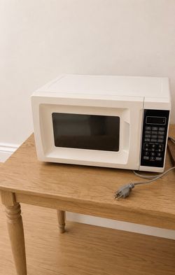 700 watt white microwave
