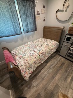 Twin Slay Bed w/Trundle