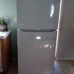 New Frigidaire Refrigerator 21.cub Ft. Top Freezer Bottom Refrigerate 30 Wide 32 Deep 66 Height