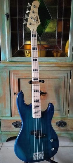 Brand new electric bass with new bag, cable and shoulder strap
