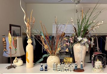 Like New! High decor, tall vases w/lovely arrangements. Jarrones altos de alta decoración con arreglos botánicos.