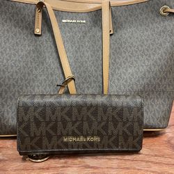 Lady’s Michael Kors Purse 