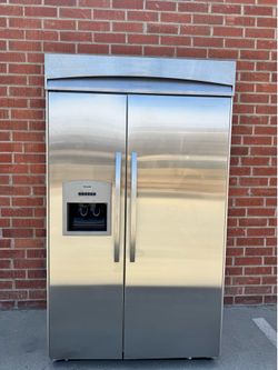 48” Thermador Built In Refrigerator w/ External Water & Ice Dispenser