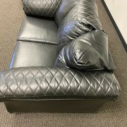 💥Betrillo Black Loveseat

💥👈Financing Available Only $10 Down Payment🥳