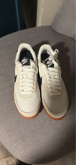 Nike Low-Top Sneakers Cream Gum Sole.size 7w, 5.5 y