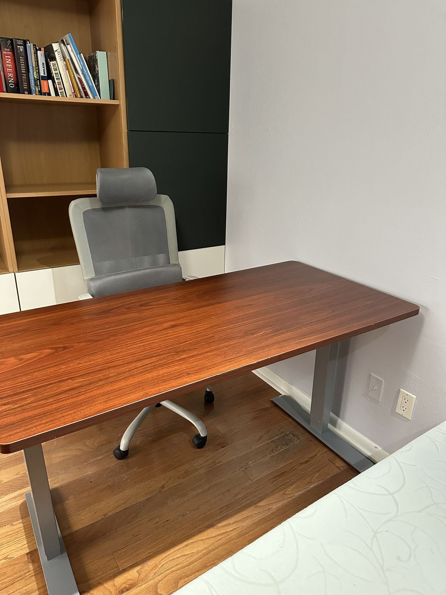 Hight Adjustable Standing Desk + Chair Included