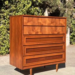 Refinished Mid-Century Modern Walnut Dresser – 5 Drawers – Free Delivery 🚚