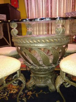 Dining table excellent condition..