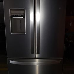 Whirlpool Fridge With Ice Maker And Water Filter (No dents Or Scratches) (Venice, MDR, Culver City, Los Angeles, Santa Monica)