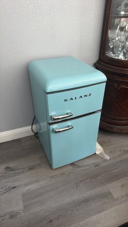 Mini refrigerator with freezer