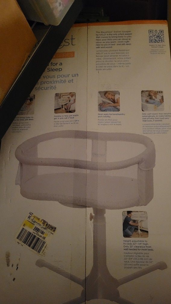 Bassinest Swivel Sleeper BRAND NEW Essentia Series Modern Lattice in White