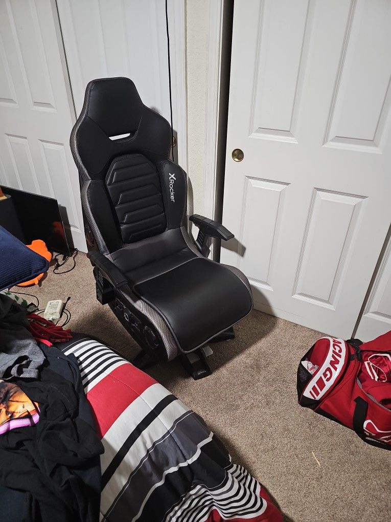 Rocker Game Chair With Surround Sound The Lights Dont Work But In Very Good Codition