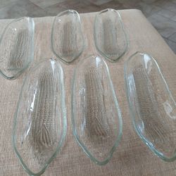 Set of 6 vintage, pressed glass corn on the cob plates. Measuring 9 5/8" long and 3 3/8" across, these are vintage plates in good condition.