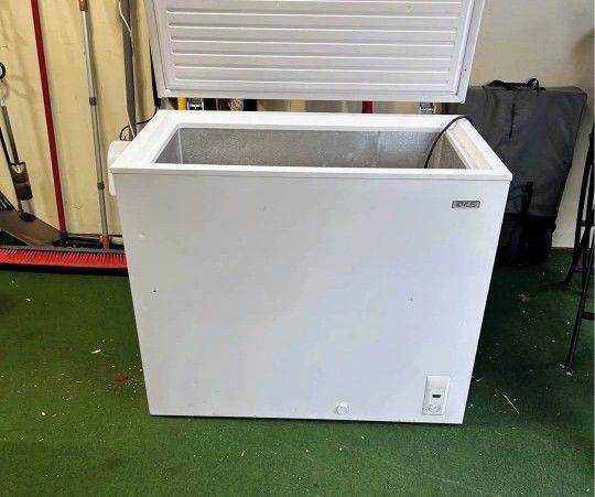 7.1 cubic foot IDYLIS chest freezer.
Works great, downsizing and no longer need
Works great!