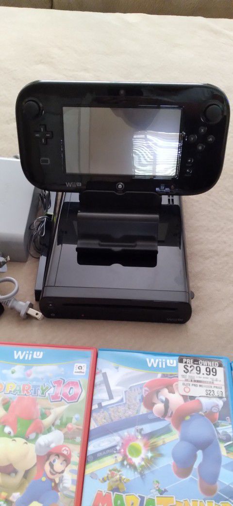 Nintendo Wii U With Games, Extra Controller & Extra Battery With Charger 