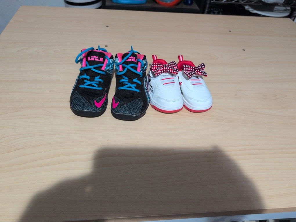 Tenis Nike de niña Talla 10 Minnie Mouse Talla 4 $30 Por 2 Pares