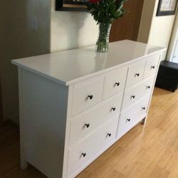 White Semigloss 8-Drawers Dresser. ( Excellent Condition )