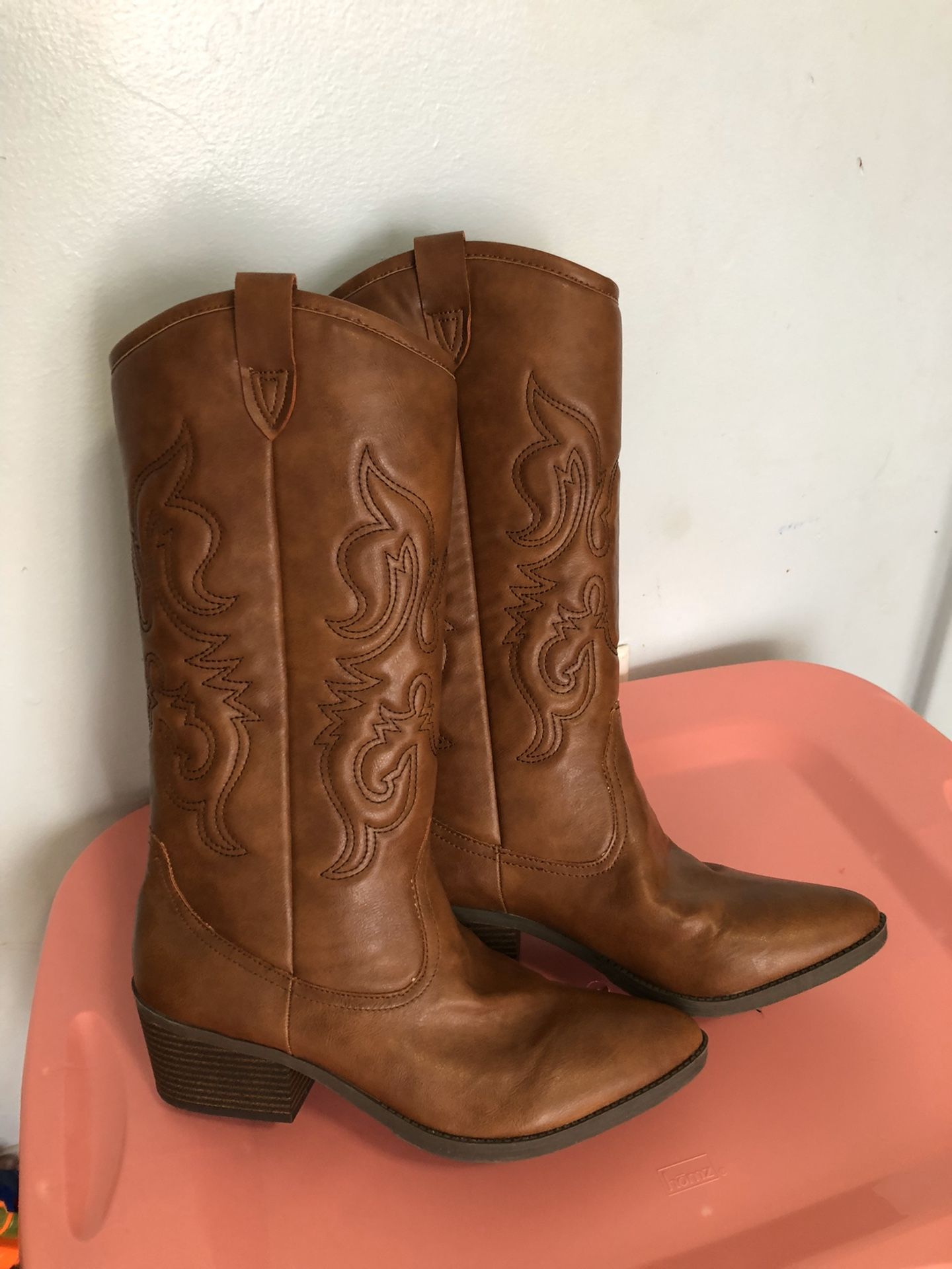 New cowboy boot women size 8/8.5 pick up at timber dr garner