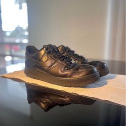 Classic All-Black Nike Air Force 1 Low (AF1) - Used
