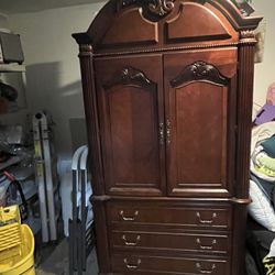 Armoire Mint Condition