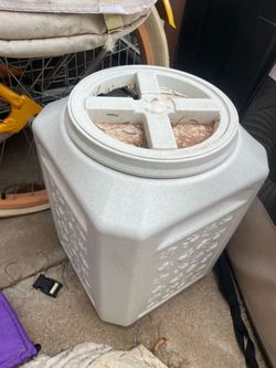 Dog food container