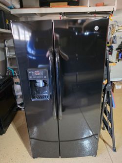 GE Refrigerator with Water and Ice