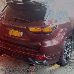 Toyota highlander 2015 still drives (crashed, for parts or as is) 