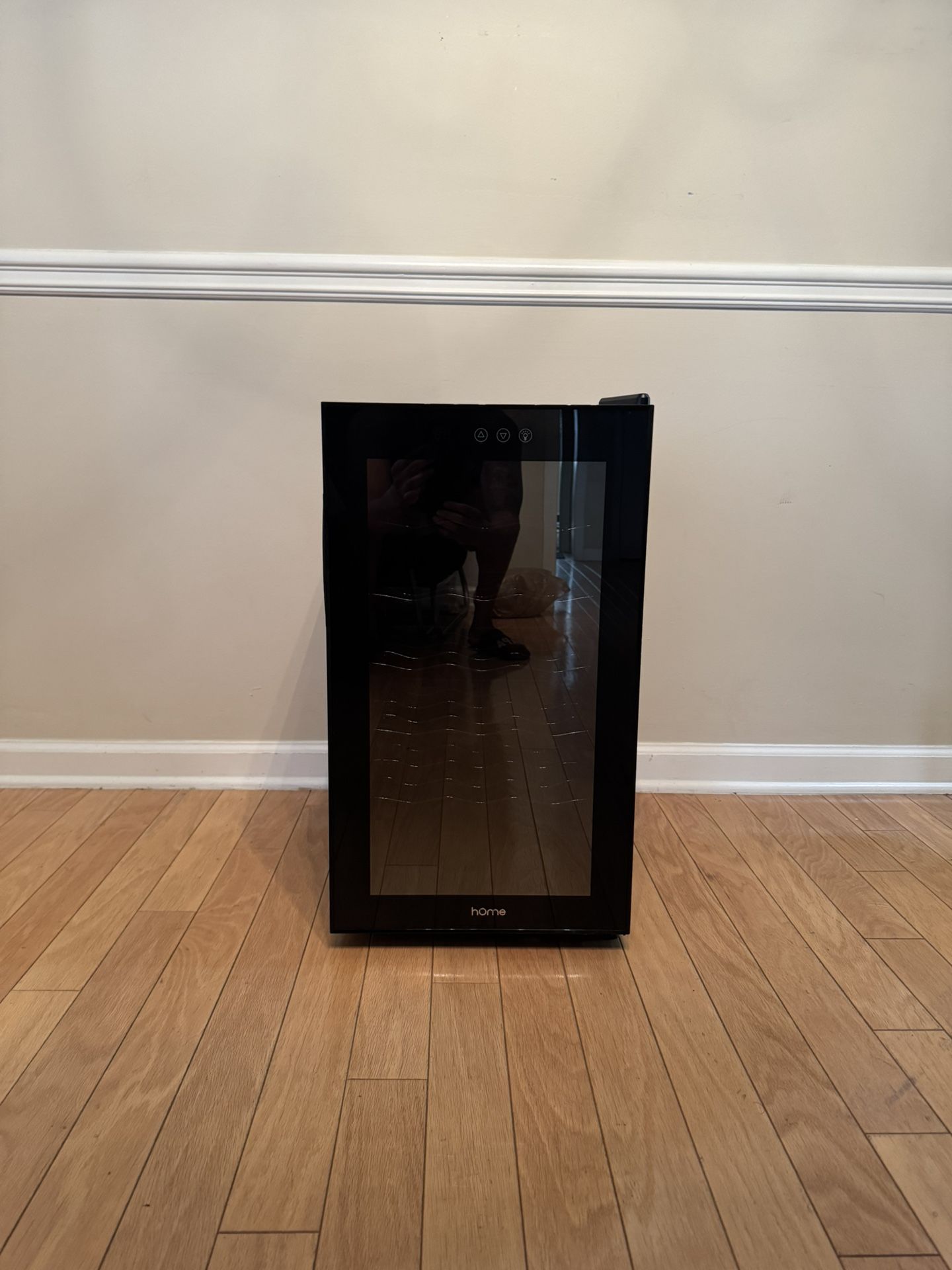 Thermoelectric Black Glass Door Wine Cooler – 18 Bottle Capacity