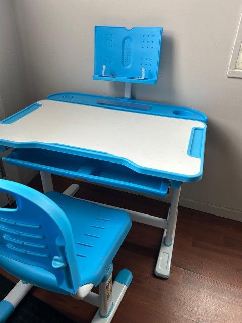 Kids Desk And Chair Set 