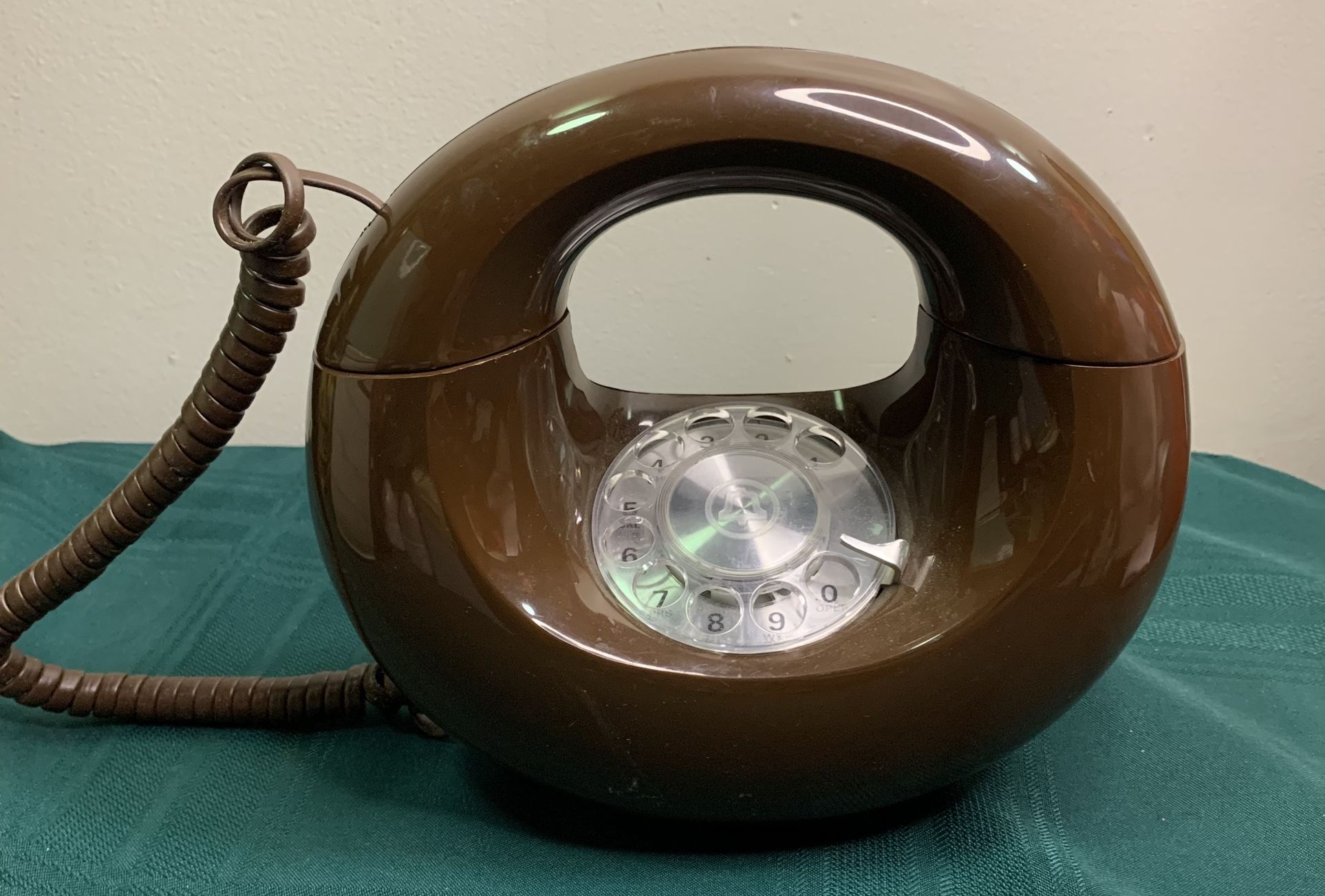 Vintage 1978 Western Electric Brown Sculptura Round Donut Phone Rotary Telephone - minor wear