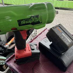 Snap On 2 Batteries And Charger