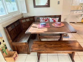 Corner dining table