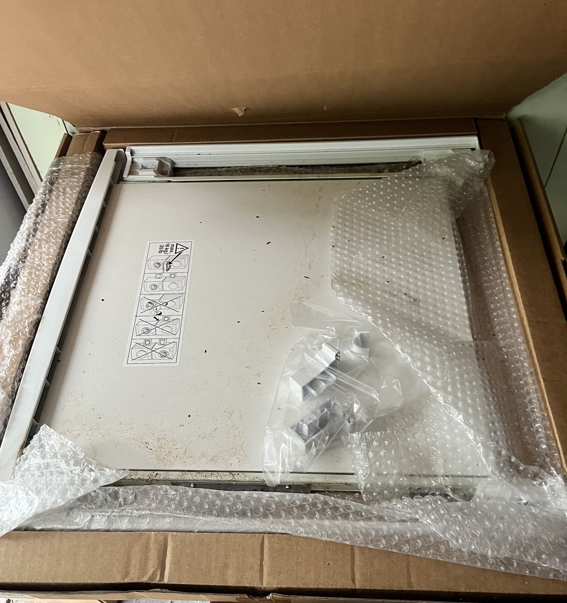 Bosch white stacking kit with shelf for the WTZ 11400 series washer/dryer