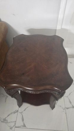 Side tables with center table but it missing the glass