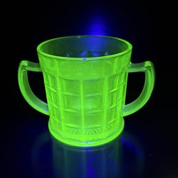 Vintage Hazel Atlas Colonial Block Green Depression Uranium Dual Handled Cut Glass Sugar Bowl     In excellent condition 4” high by 4” wide