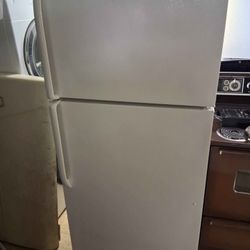White GE Top Freezer Refrigerator