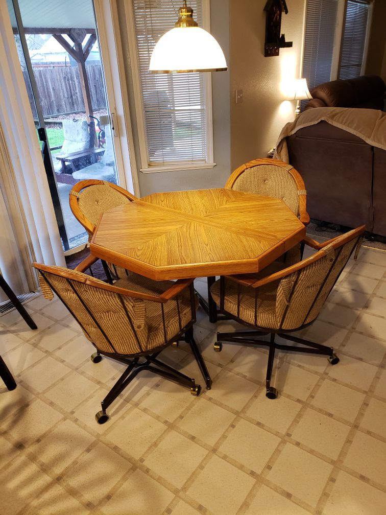 Kitchen table and 4 Chairs