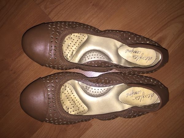 Payless Brown Tan Dexflex Comfort Ballet Flats Bendable Comfy