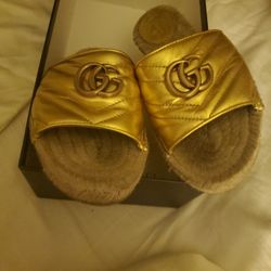 Gucci slides in excellent condition Size  8