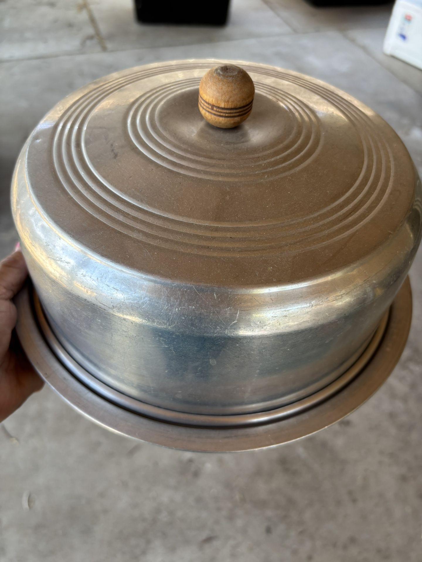Vintage Metal Cake Pan/keeper