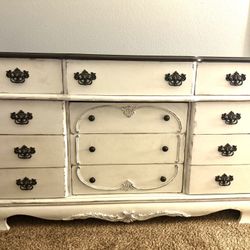 Dresser and 2 Nightstands 
