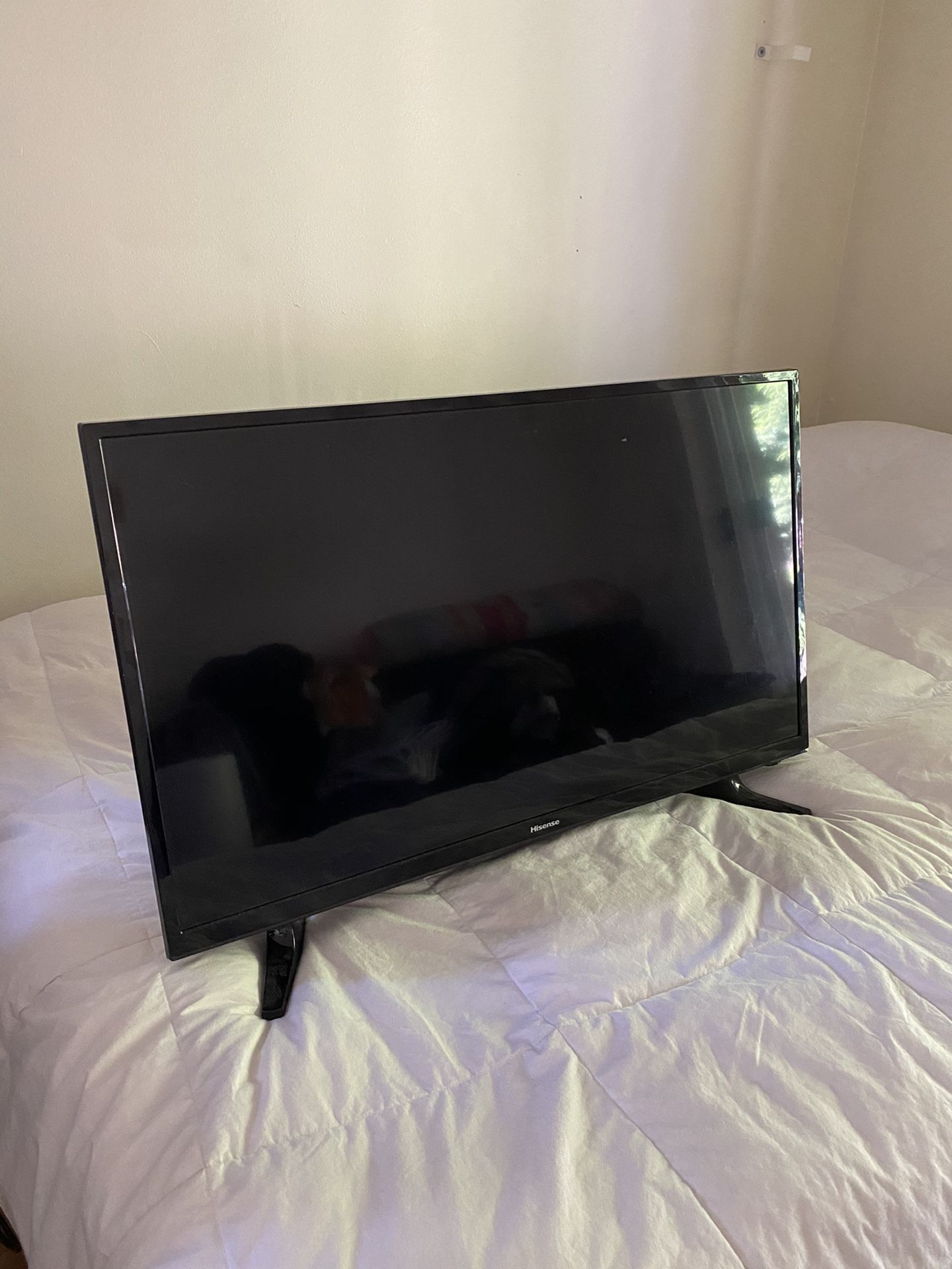 Hisense 32-inch TV with WALL MOUNT - MOVING SOON NEED GONE