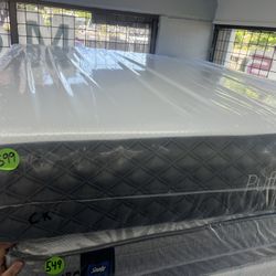 CALIFORNIA KING SIZE PUFFY MATTRESS & BOX SPRINGS BED SET