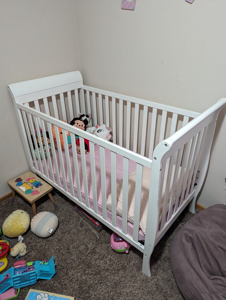 White Baby Crib - Wood w/ crib Mattress!