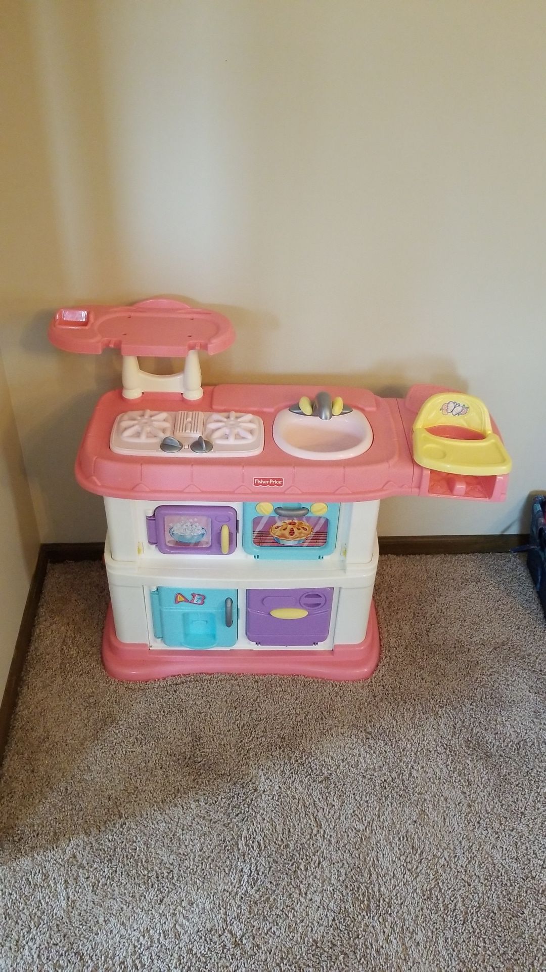 Girls Fisher-Price play kitchen 'Grow with me' collapsible to toddler height